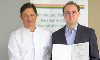 Prof. Dr. Essler überreicht Priv.-Doz. Dr. Voltin die Auszeichnung. v. l. Prof. Dr. Markus Essler und Priv.-Doz. Dr. Conrad-Amadeus Voltin.