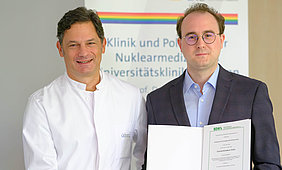 Prof. Dr. Essler überreicht Priv.-Doz. Dr. Voltin die Auszeichnung. v. l. Prof. Dr. Markus Essler und Priv.-Doz. Dr. Conrad-Amadeus Voltin.