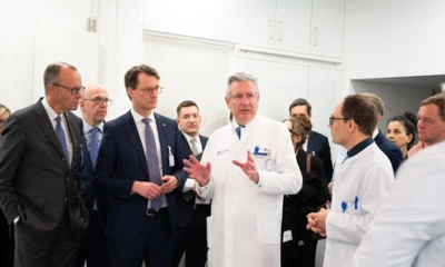 Friedrich Merz, Hendrik Würst, Prof. Edgar Schömig (v.l.n.r.) beim Besuch in der Strahlentherapie
