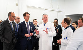 Friedrich Merz, Hendrik Würst, Prof. Edgar Schömig (v.l.n.r.) beim Besuch in der Strahlentherapie