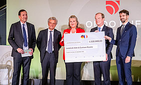 (v.l.) Werner Taiber (Vorstandsvorsitzender der ODDO BHF Stiftung), Philippe Oddo, Perrine de Longevialle (Gustave Roussy), Prof. Dr. Michael Hallek und Dr. Sebastian Michels (beide Uniklinik Köln), Foto: Kurt Sauer