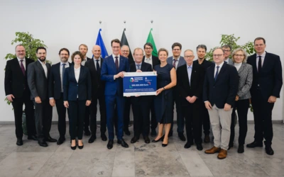 Gruppenfoto Klinikvertreterinnen und -vertreter mit Ministerpräsident Hendrik Wüst und Wissenschaftsministerin Ina Brandes.