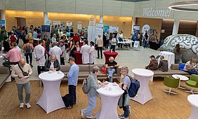 Im Foyer des CIO treffen sich Ärtze, Selbsthilfegruppen und Besucher.